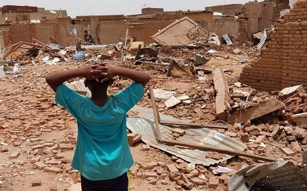 وسط-الدمار-جراء-الاشتباكات-والقصف-قرب-الخرطوم،-عاصمة-السودان-في-25-ابريل-2023.-رويترز